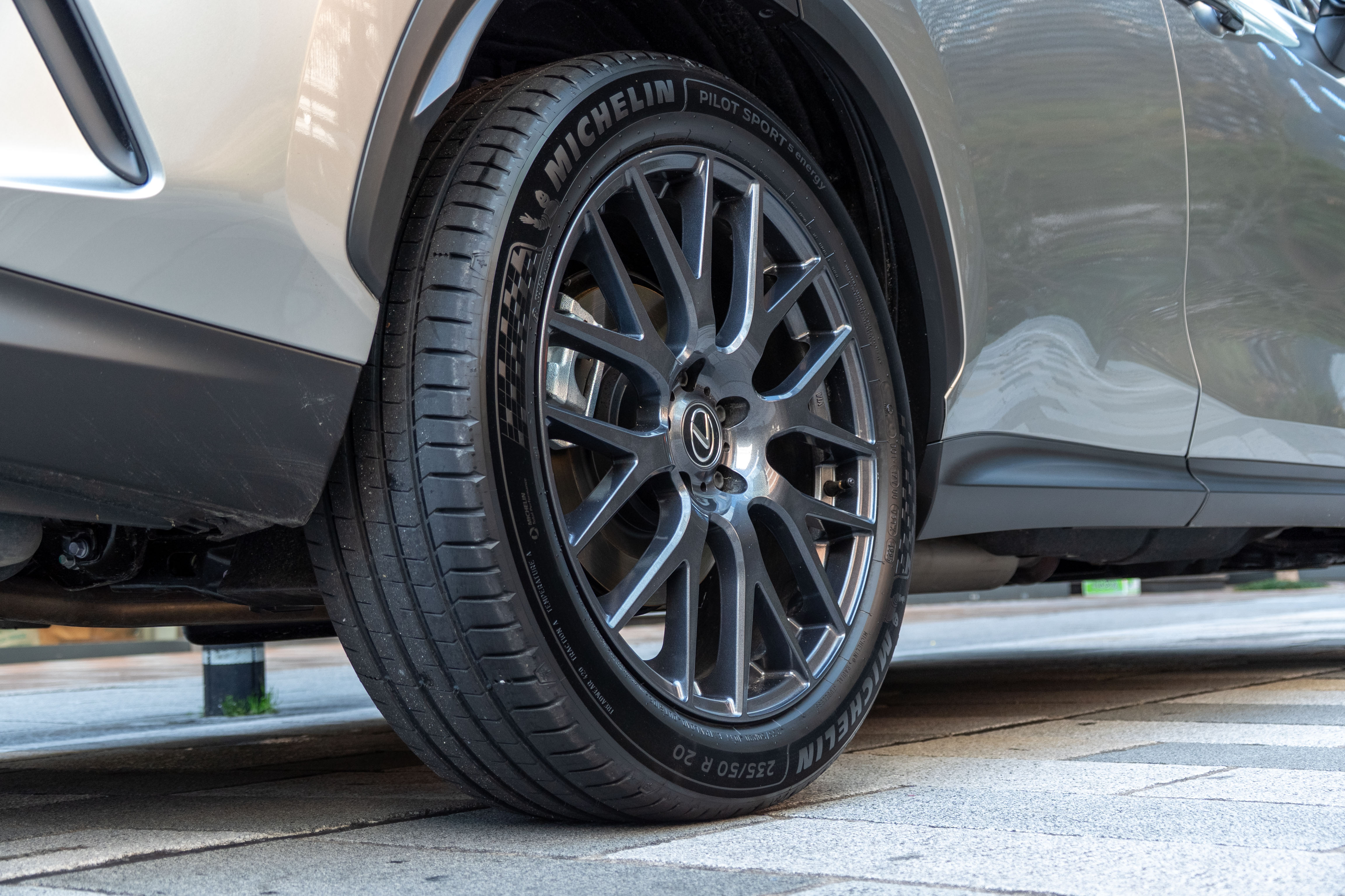 ミシュラン Pilot Sport 5 energy タイヤサイドウォール アップ LEXUS NX