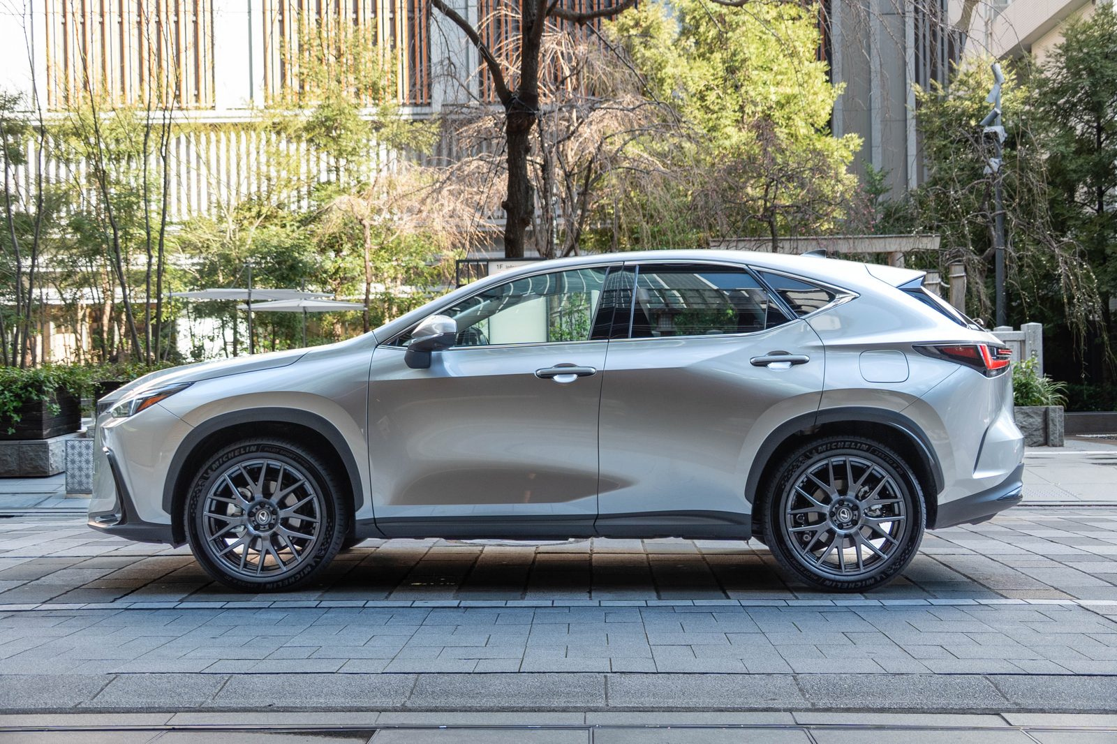 LEXUS NX サイドビュー ミシュラン Pilot Sport 5 energy スポーツタイヤ装着
