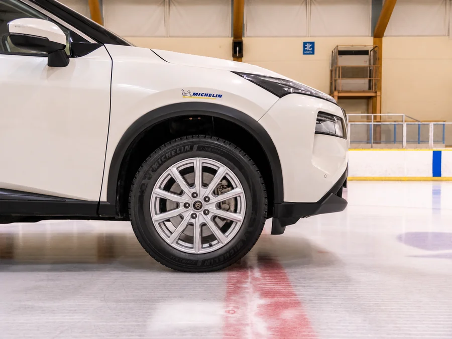ミシュランのテスト施設でX-ICE SNOW+を装着した検証車両
