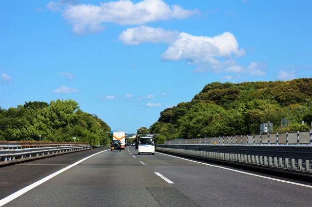 スタッドレスタイヤで夏に高速道路を走行するとどうなる?