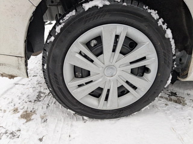 ノーマルタイヤでの雪道走行は違反？事故・違反を防ぐための注意点と安全対策
