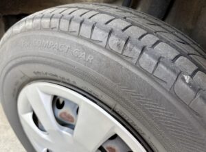 タイヤの「サイドウォール」とは？ひび割れ・外傷などトラブル時の適切な対処法を解説