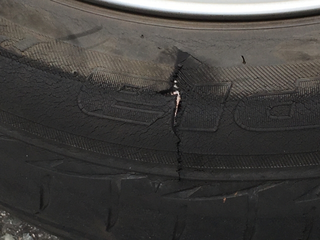 タイヤのサイドウォールに起こるトラブルの原因と対処法
