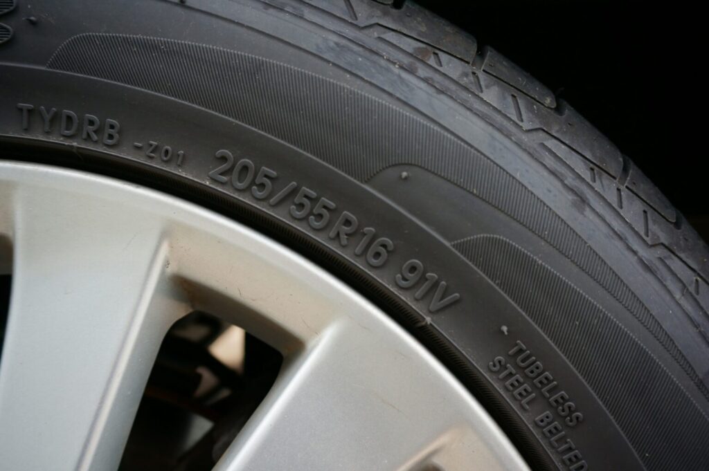 ロードインデックスとは？タイヤサイズ表記の見方や早見表、車検での注意点を解説