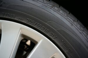 ロードインデックスとは？タイヤサイズ表記の見方や早見表、車検での注意点を解説