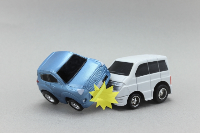 トレッドが摩耗・ひび割れしたタイヤを使用するリスク