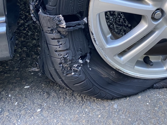 実は予防できる!タイヤバーストの原因と対処法は?予防策まで徹底解説