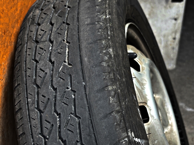 タイヤの片減りとは?偏摩耗の原因と対策を分かりやすく解説