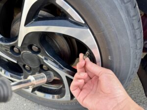 タイヤの空気圧は夏と冬で変わる？適正値と走行への影響を解説