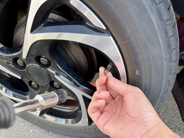 タイヤの空気圧は夏と冬で変わる？適正値と走行への影響を解説