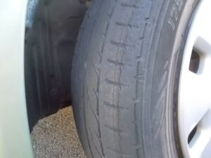 夏タイヤ（ノーマルタイヤ）の寿命は何年？目安の交換時期と劣化のサイン・正しい保管方法を解説